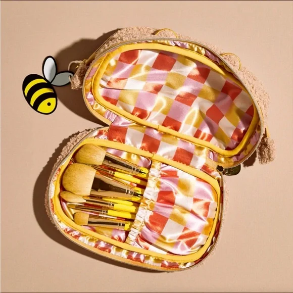 SOLD ❌ Spectrum x Disney Winnie the Pooh Make Up Bag - Picture 3 of 4